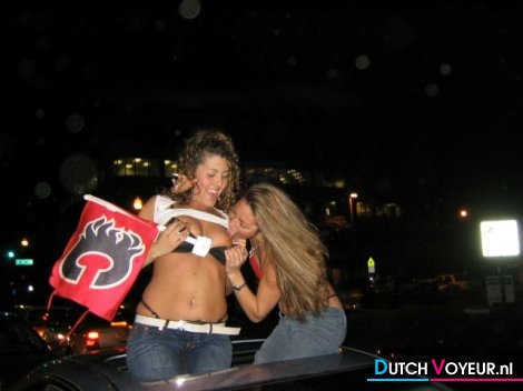 de kaalgeschoren experimentele lesbo! ^.^