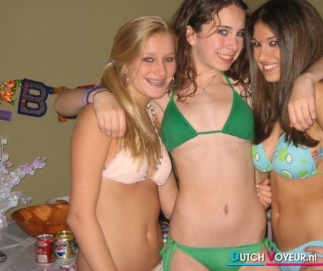 Tieners showen hun bikini