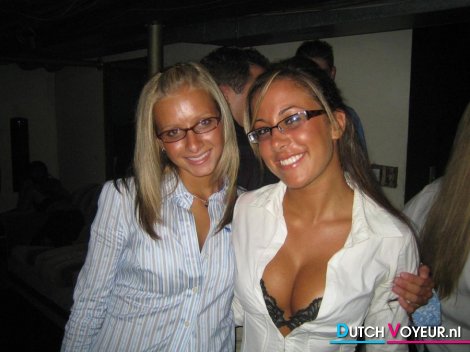 heerlijke bril meisjes, zeer knap!