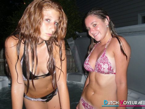 2 strakke bikini girls