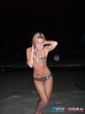 In bikini bij nacht aan zee