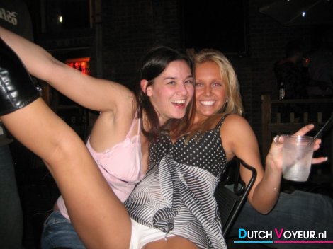 bezette moppie poseert nuchter met een prettig gave onderbroekje