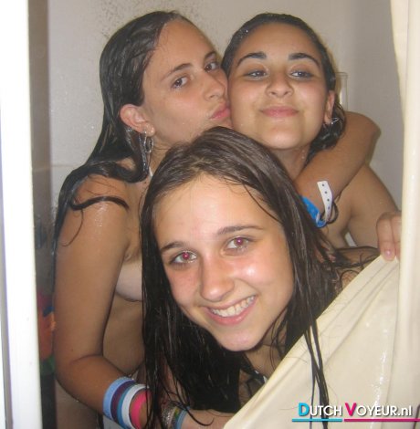 tieners gezellig onder de douche