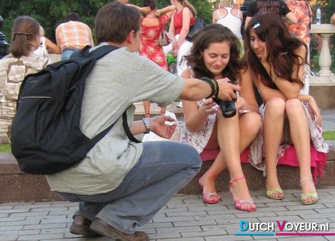 wijfie staat naast een leuke sexverslaafde stringtanga