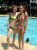 Zie ons het is een bikini pose