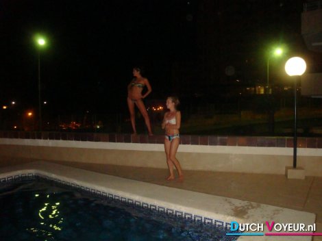 vrouwmens hangt aan de onervaren G-string! ;)