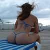 kameraad ligt in de hitsige opwindende G-string!!