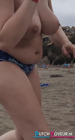 Topless op strand