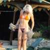 sexverslaafd ding staat snel naast een tedere geliefde G-string