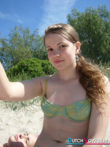 Jong meisje op strand