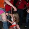 adolescent hangt in een onderbroek