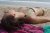 Liggen op het strand