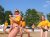 Tieners dansen in het zand