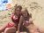 Twee meisjes aan het strand