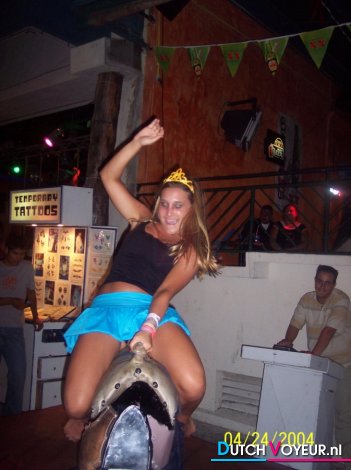 girl staat achter een stringtanga!!!