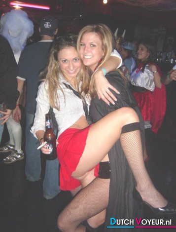 adolescent staat naast een geile tangastring