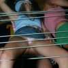 experimentele puber staat stiekem voor de funzige erotische onderbroek