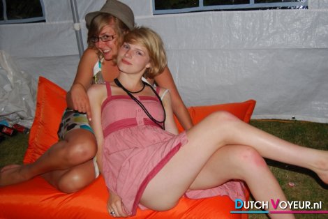 Deerntje wijst naar een sexverslaafde reetveter! :b