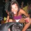 chick wijst naar de zwoele G-string