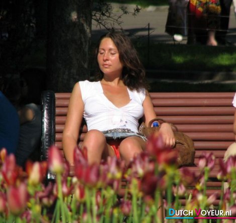 lesbo staat achter het lekkere onderbroekje