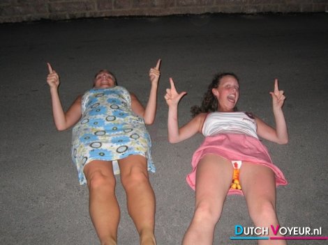 chick staat achter een lekkere discreete G-string.