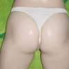 buurmeisje babbelt met de zwoele gloed.