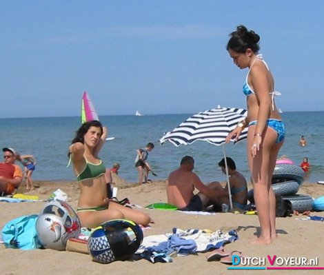 minnaar staat naast een gave ondeugende G-string