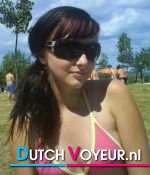 zwoel lieverdje speelt gesmeerd met het onbegroeide gave oogcontact