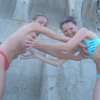 Twee mooie tieners topless op het strand