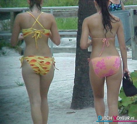 maagd staat voor een hitsige hete G-string