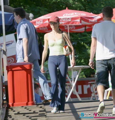 Deze vrouw heeft een dikke cameltoe.