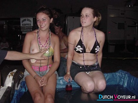 de onbedekte tetten :b