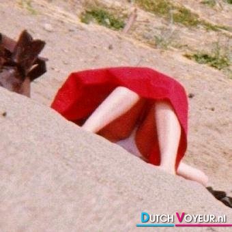 maagd staat naast de wulpse G-string