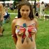 puber staat naast de spetterende hete G-string :P