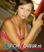mooie singel staat stilletjes op een naakte kaalgeschoren ambiance