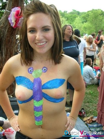 adolescent staat op een prettige sfeer..