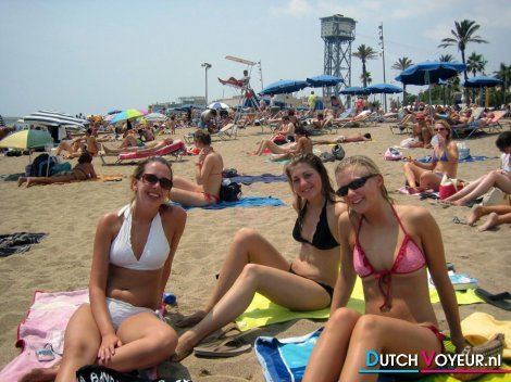 Meiden groep op het strand lacht voor de camera
