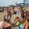 Meiden groep op het strand lacht voor de camera