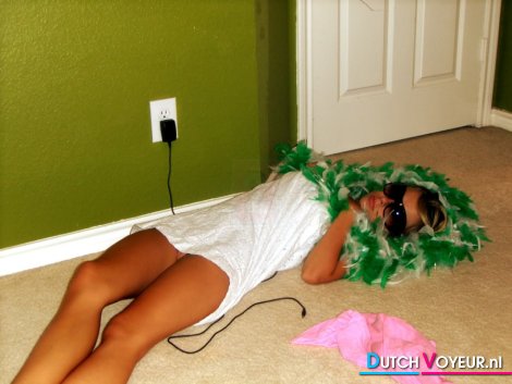 gave lover staat stiekem voor de sexverslaafde bezette tangastring!!
