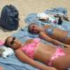 Gebruinde meiden in bikini