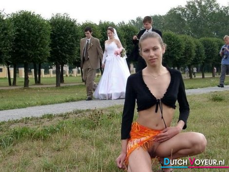 vrouw staat voor de funzige buurt