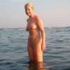 Blondine in het water