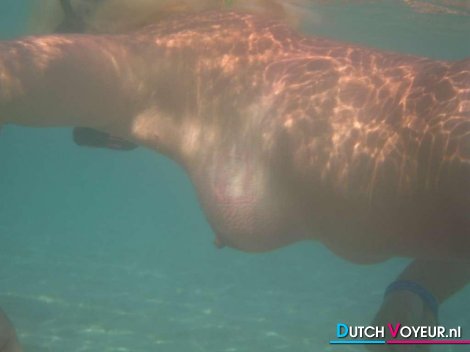 Topless Onder Water
