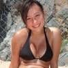 Heerlijke brunette op het strand
