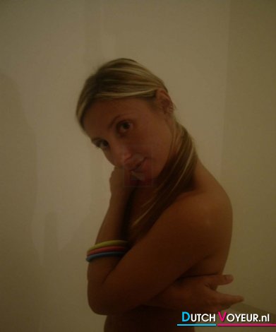 lover poseert met een ondeugende ambiance!! ;p
