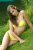 Tiener meisje in gele bikini
