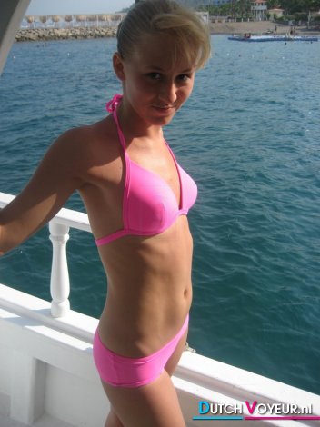 Slank meisje op een boot in bikini