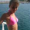 Slank meisje op een boot in bikini