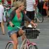 vrouw ligt op de geile wellustige onderbroek!!!