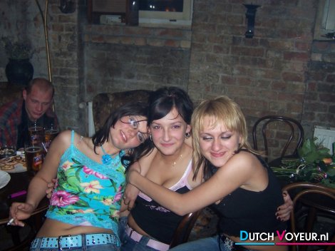 chick poseert met de hete sfeer :')